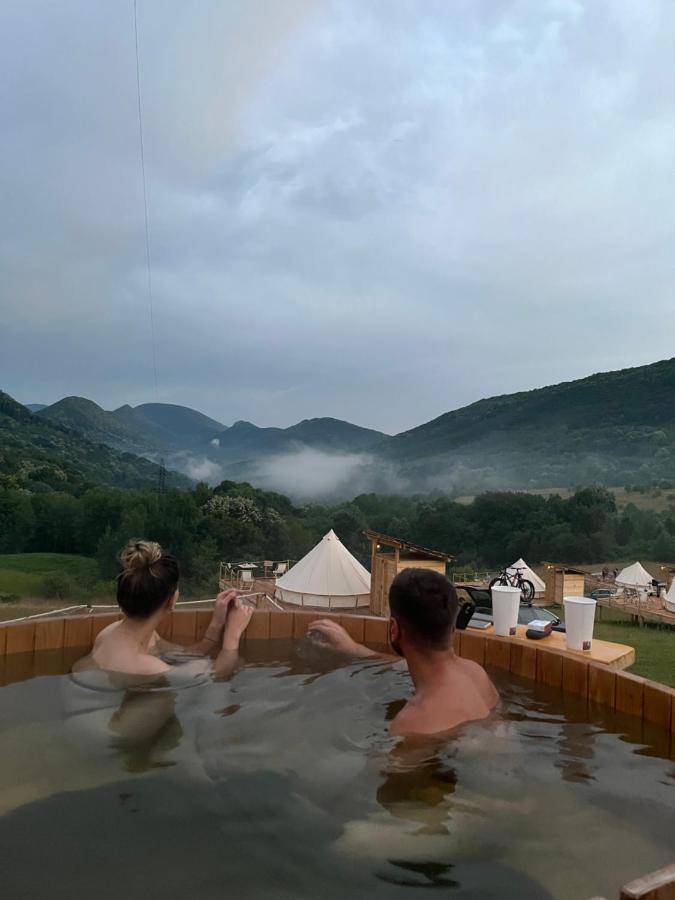 The Hunters Glamping Hotel Ciudanovita Exterior photo
