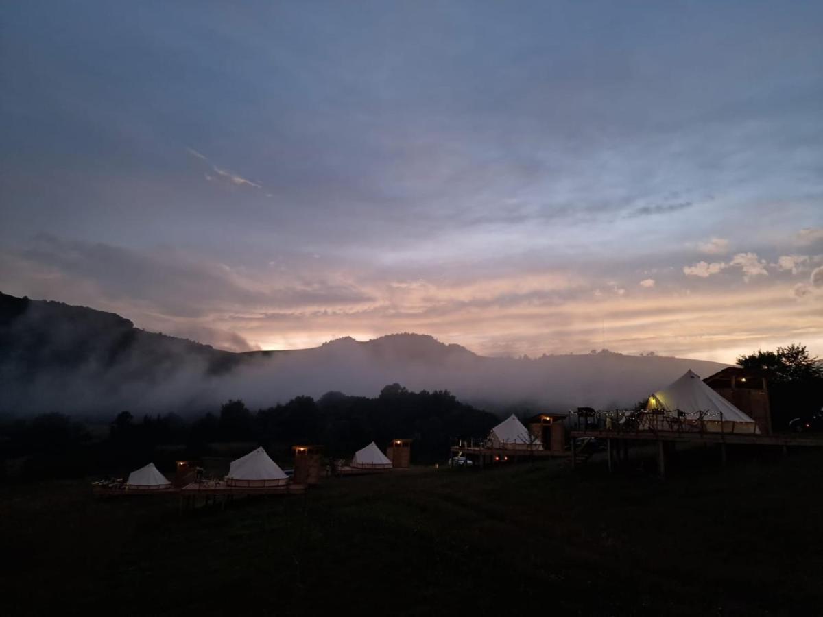 The Hunters Glamping Hotel Ciudanovita Exterior photo