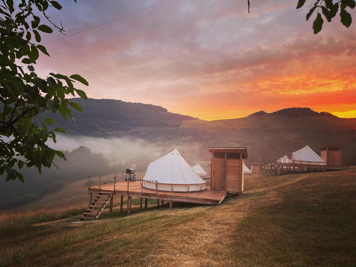 The Hunters Glamping Hotel Ciudanovita Exterior photo